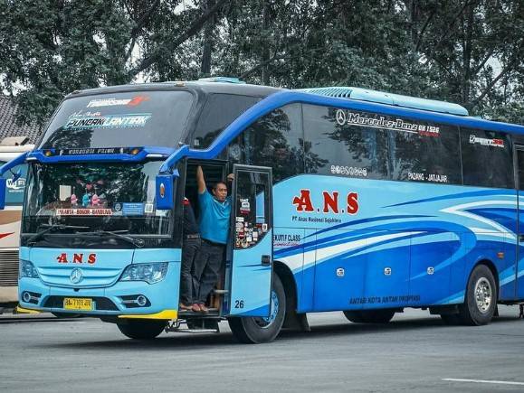 Bus Padang Jakarta